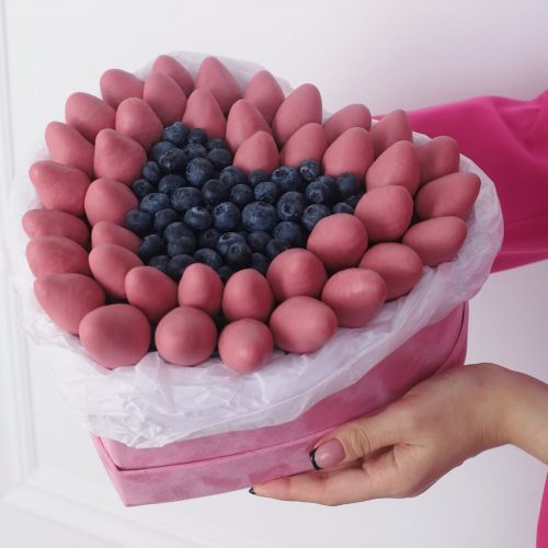 Коробка с клубникой "Ягодное сердце"