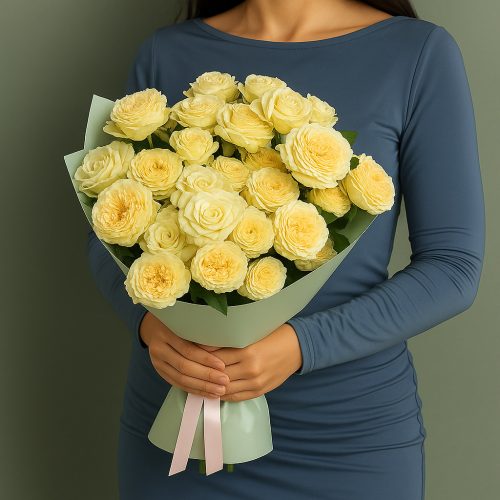 Букет с кустовыми желтыми розами «Солнечный рассвет»